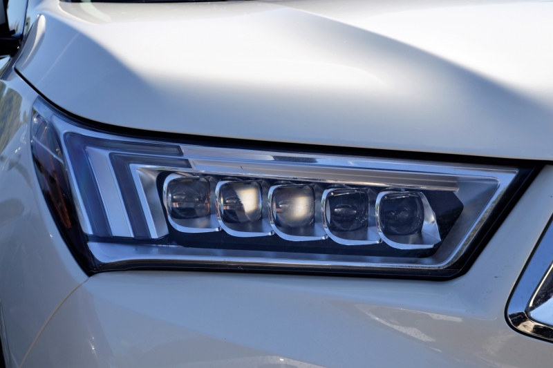 moto-ENTRAUNES-min_acura-headlamp-2834131